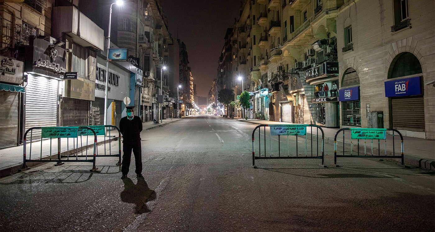 Ägyptische Sicherheitskräfte sperren Straßen während der Ausgangssperre als Präventionsmaßnahme in der Coronakrise, in Kairo, Ägypten, Sonntag, 29. März 2020.