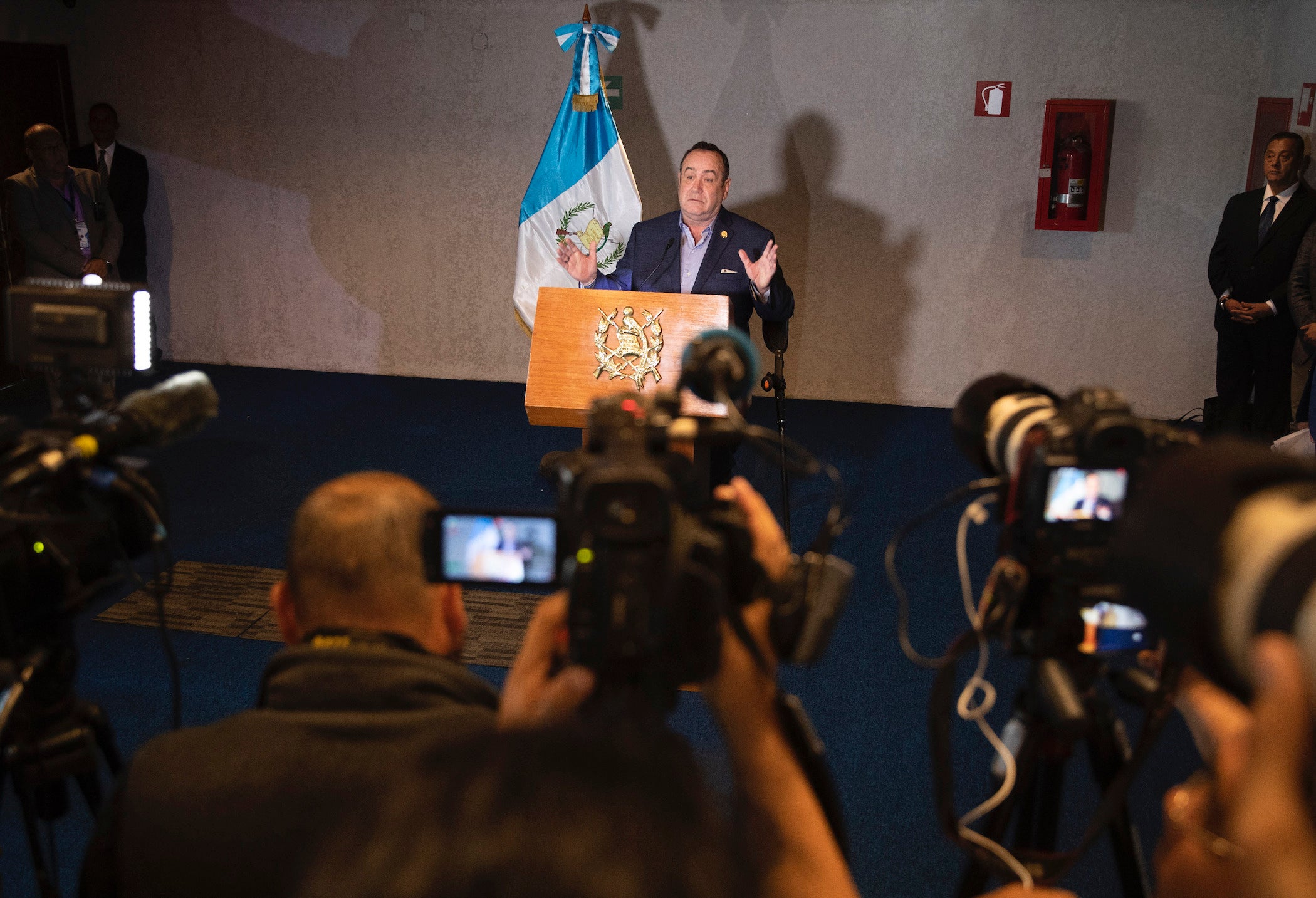 El presidente de Guatemala, Alejandro Giammattei, da una rueda de prensa en el Teatro Nacional el día antes de su inauguración, en Ciudad de Guatemala, el 13 de enero de 2020.