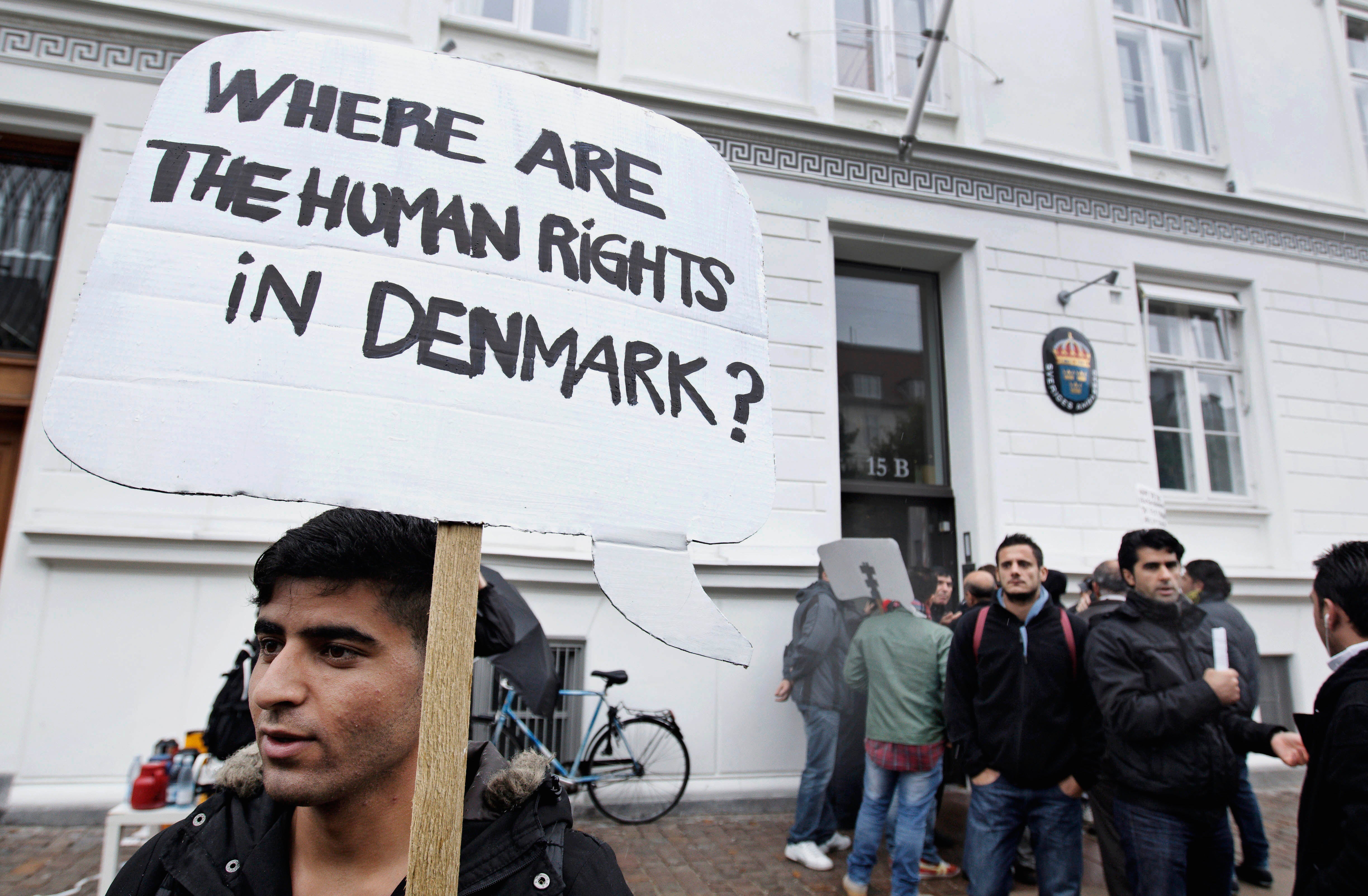 لاجئون سوريون يحملون لافتات أمام السفارة السويدية في كوبنهاغن، الدنمارك، احتجاجا على سياسات اللجوء الدنماركية تجاه الفارين من الحرب الأهلية السورية، في 26 سبتمبر/أيلول 2012.