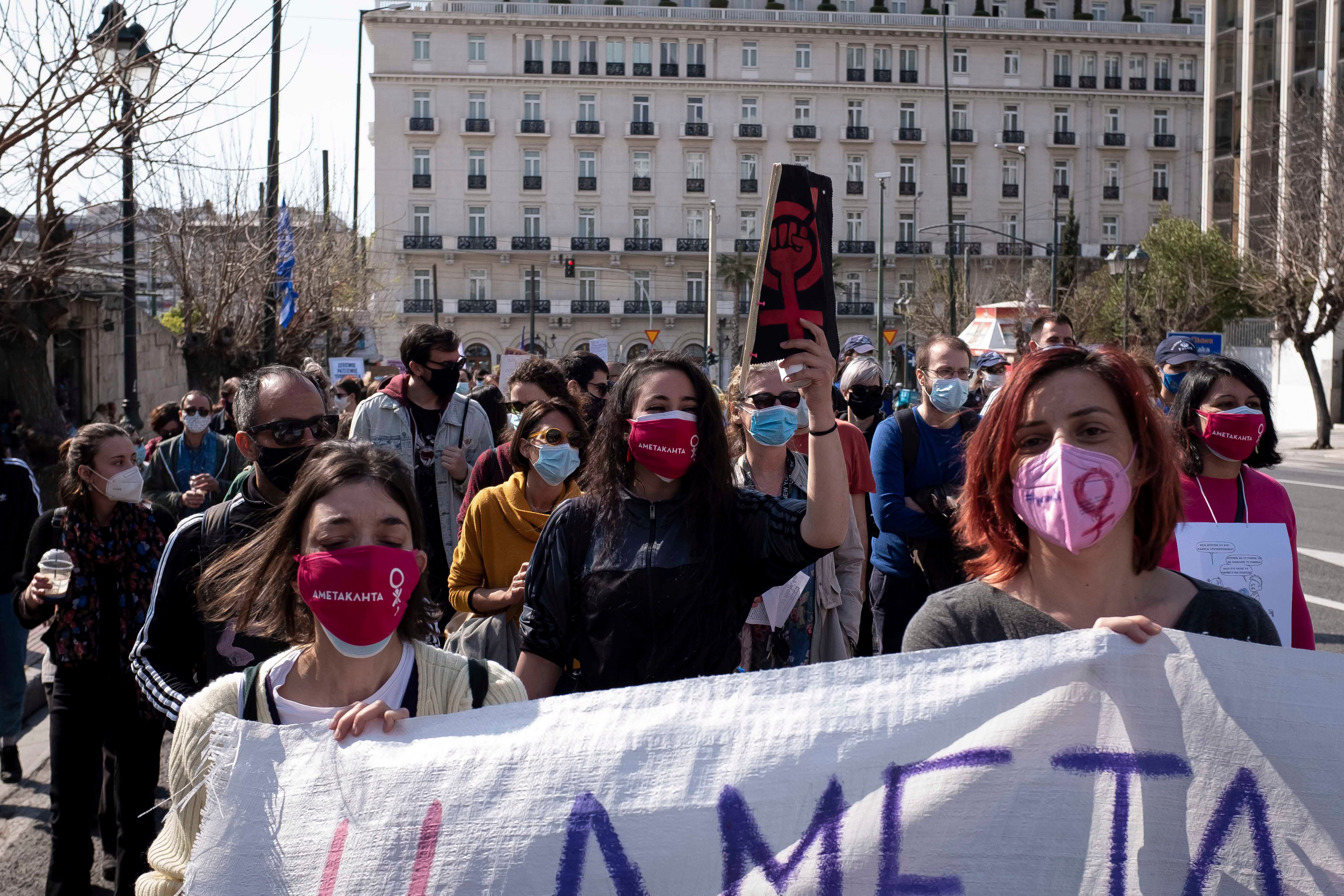 Διαμαρτυρία έξω από την Ελληνική Βουλή στην Αθήνα, στις 27 Μαρτίου του 2021, κατά του νομοσχεδίου που θα εισαγάγει την υποχρεωτική συνεπιμέλεια τέκνων στη περίπτωση χωρισμού ή διαζυγίου. 