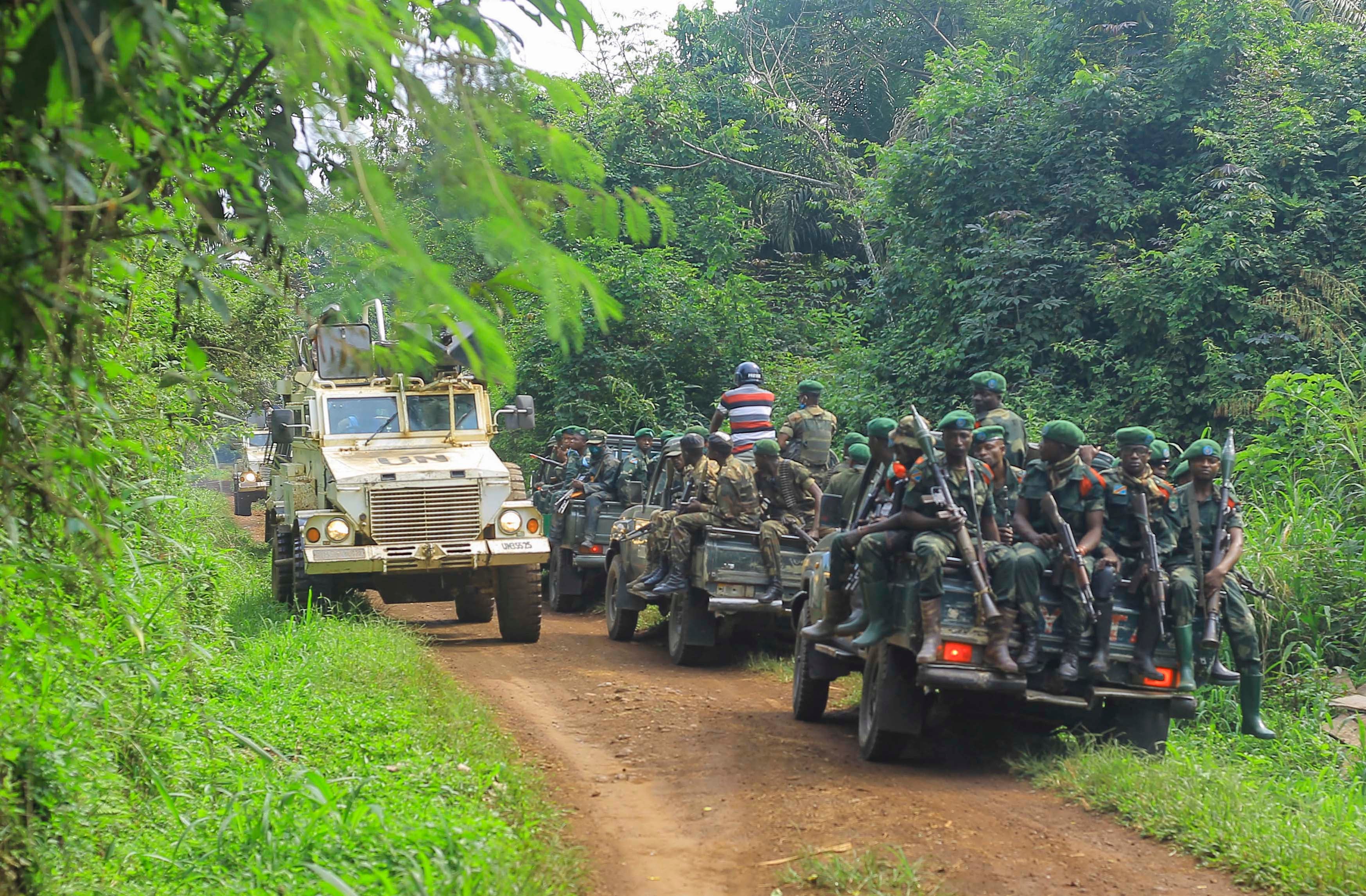 Des soldats de l’armée congolaise et des Casques bleus patrouillent dans la zone d’une attaque près de la ville d’Oicha, à 30 kilomètres de Beni, dans l’est de la République démocratique du Congo, le 23 juillet 2021.