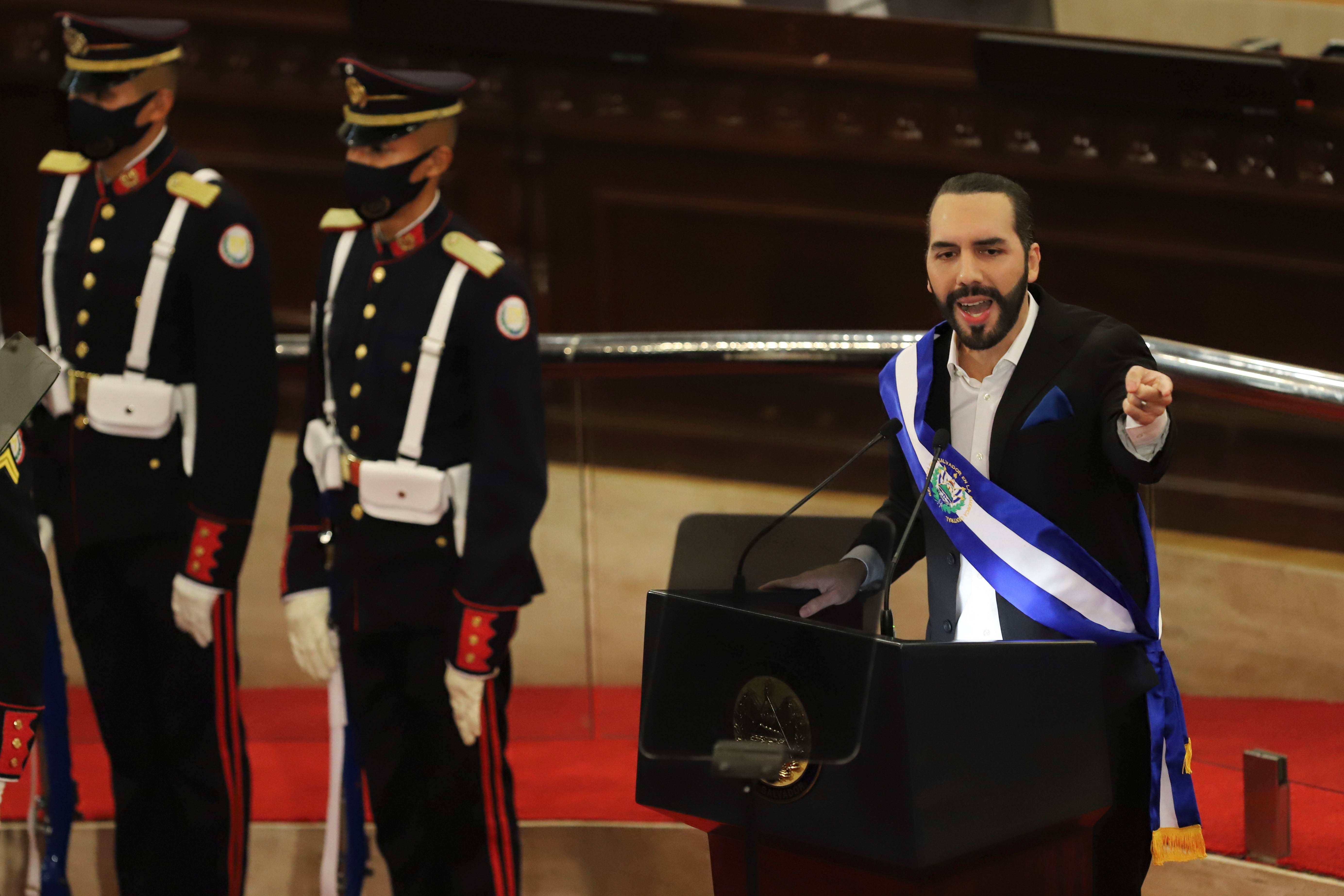 El Presidente de El Salvador, Nayib Bukele, pronuncia su discurso anual a la nación ante la Asamblea Legislativa, en San Salvador, El Salvador, el martes 1 de junio.