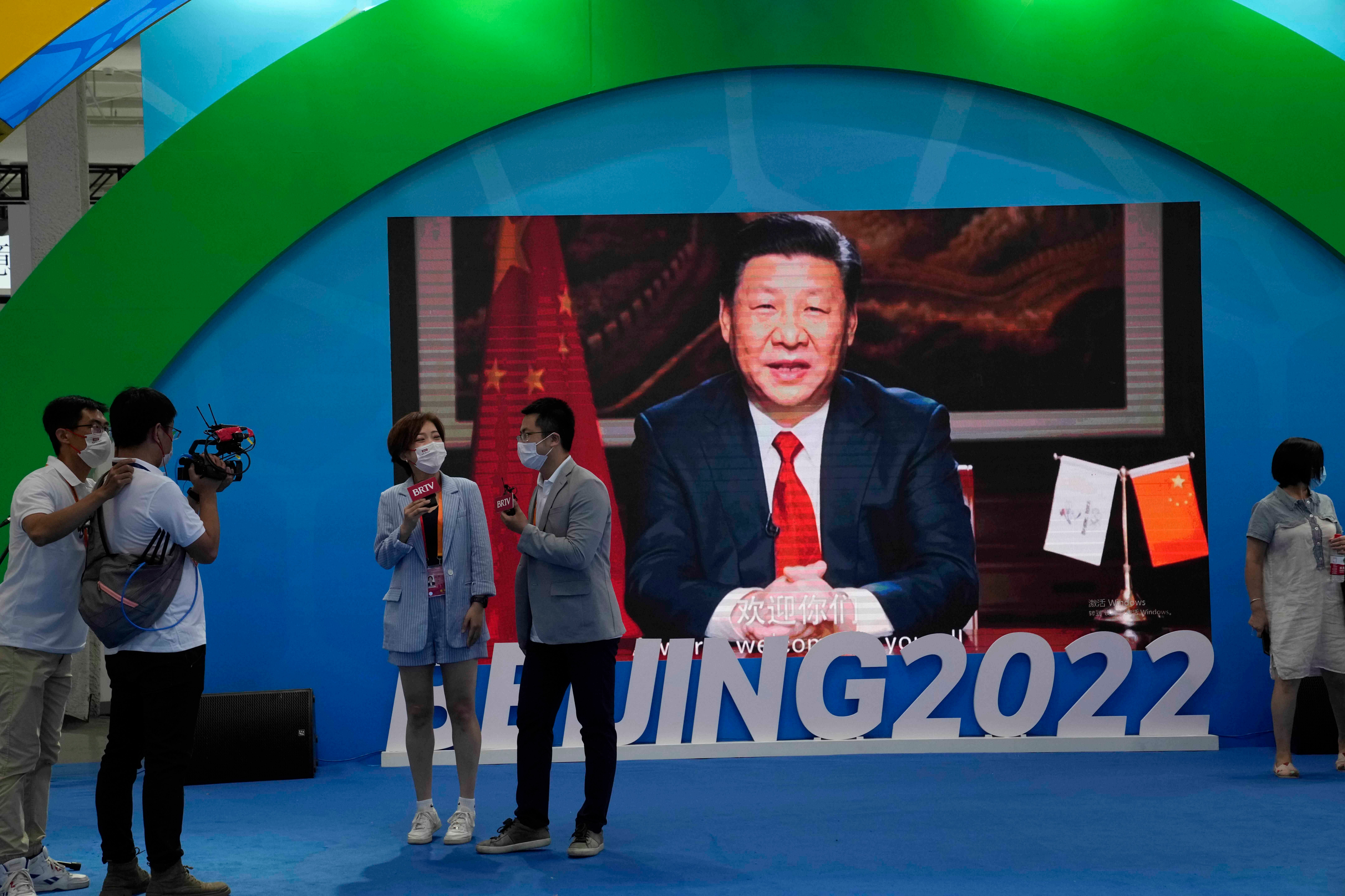 Le président chinois Xi Jinping sur un écran dans un stand de promotion des sports d’hiver pour les Jeux olympiques d'hiver de 2022 à Pékin, lors d’une foire commerciale à Pékin, en Chine, le 5 septembre 2021.