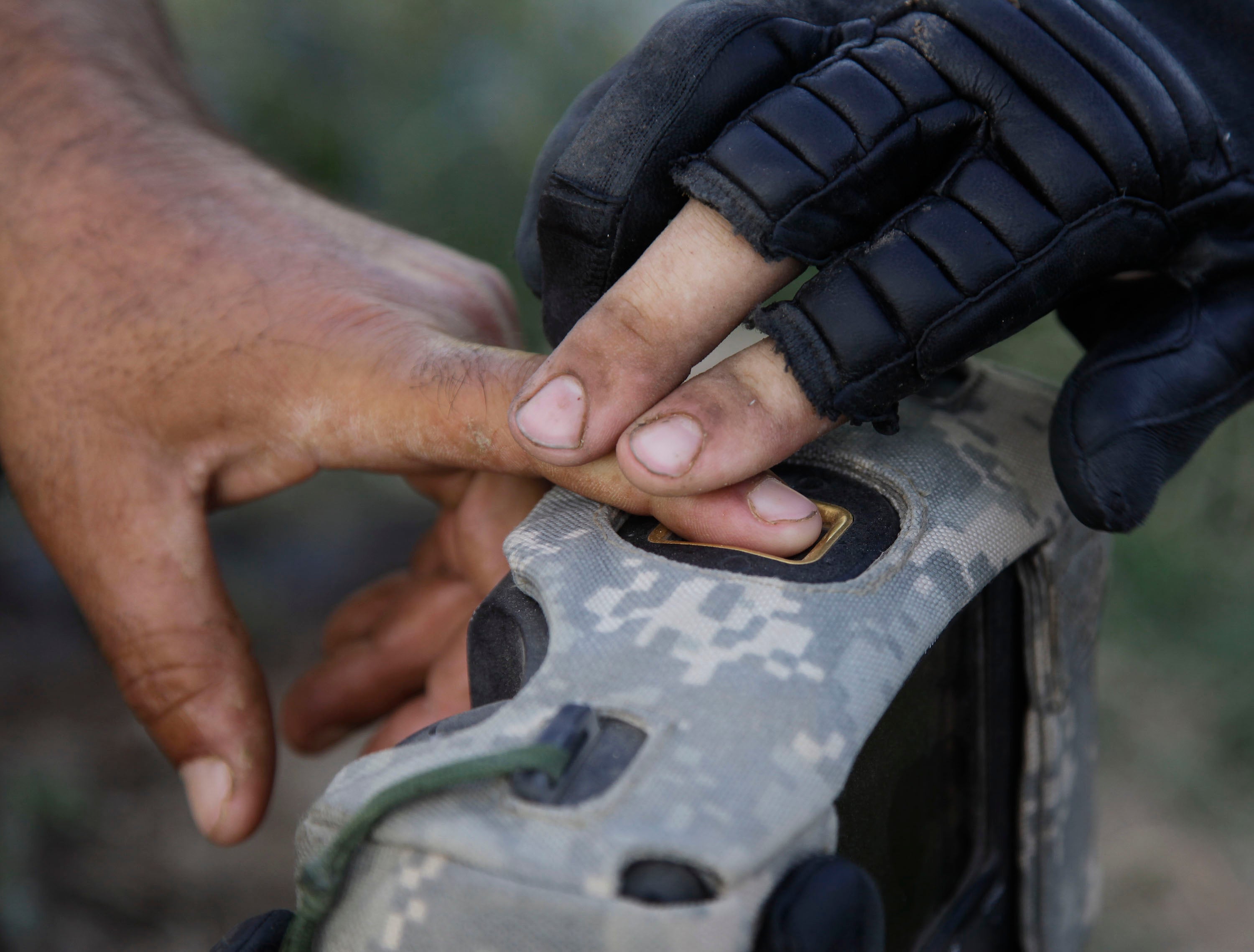 یک مقام نظامی ایالات متحده آمریکا از یک مرد در افغانستان اثر انگشت می گیرد.