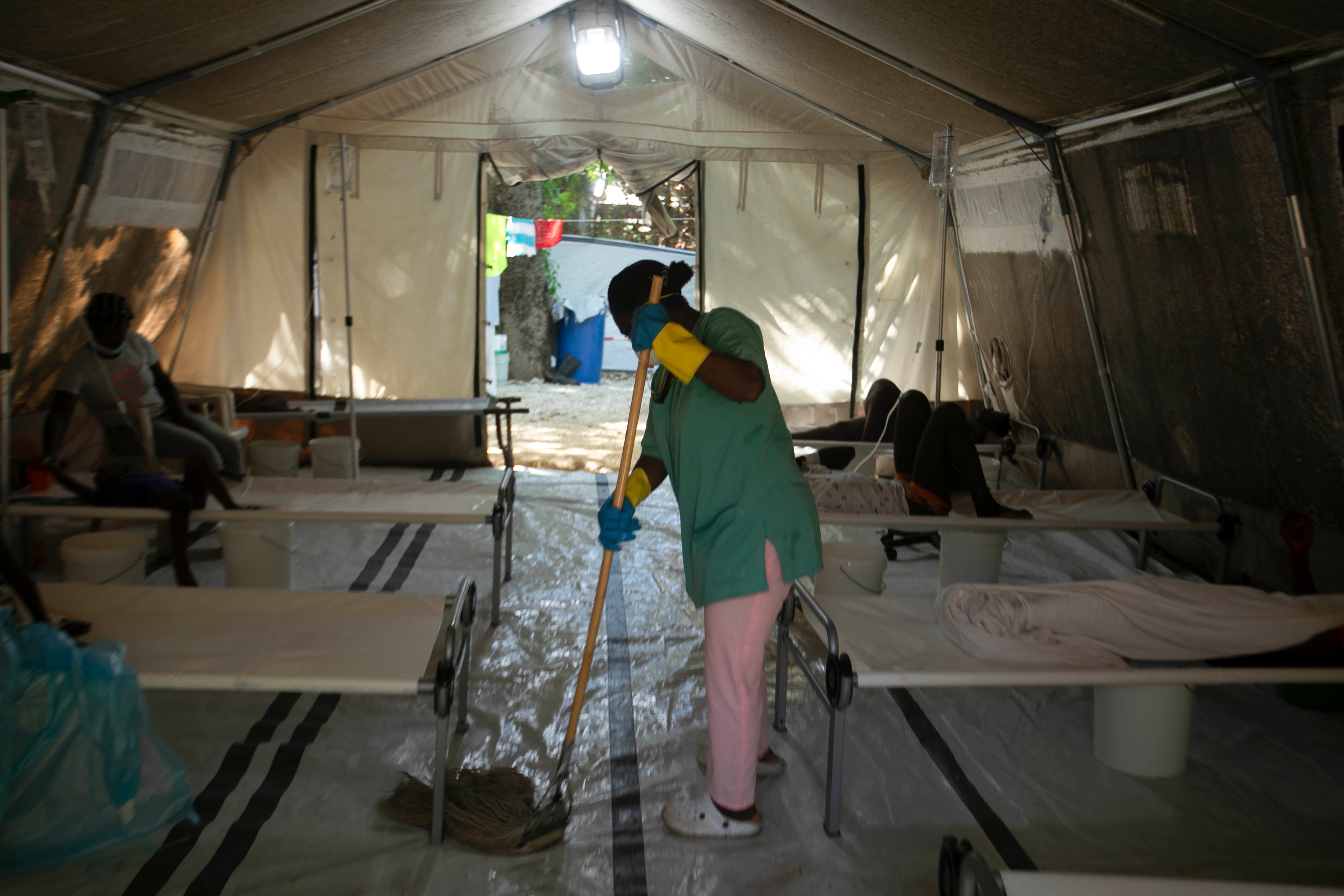 Una carpa donde personas sufriendo síntomas de cólera reciben tratamiento en una clínica dirigida por Médicos Sin Fronteras en Puerto Príncipe, Haití, el 7 de octubre de 2022.