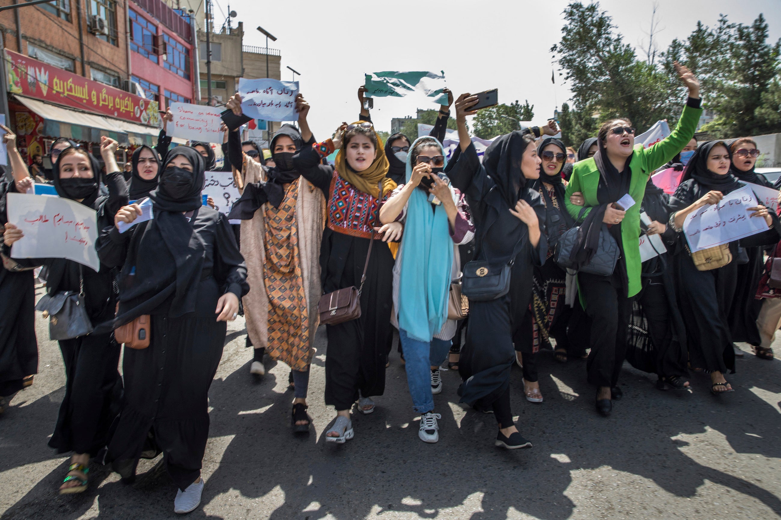 Mujeres afganas se manifiestan en el centro de Kabul, Afganistán