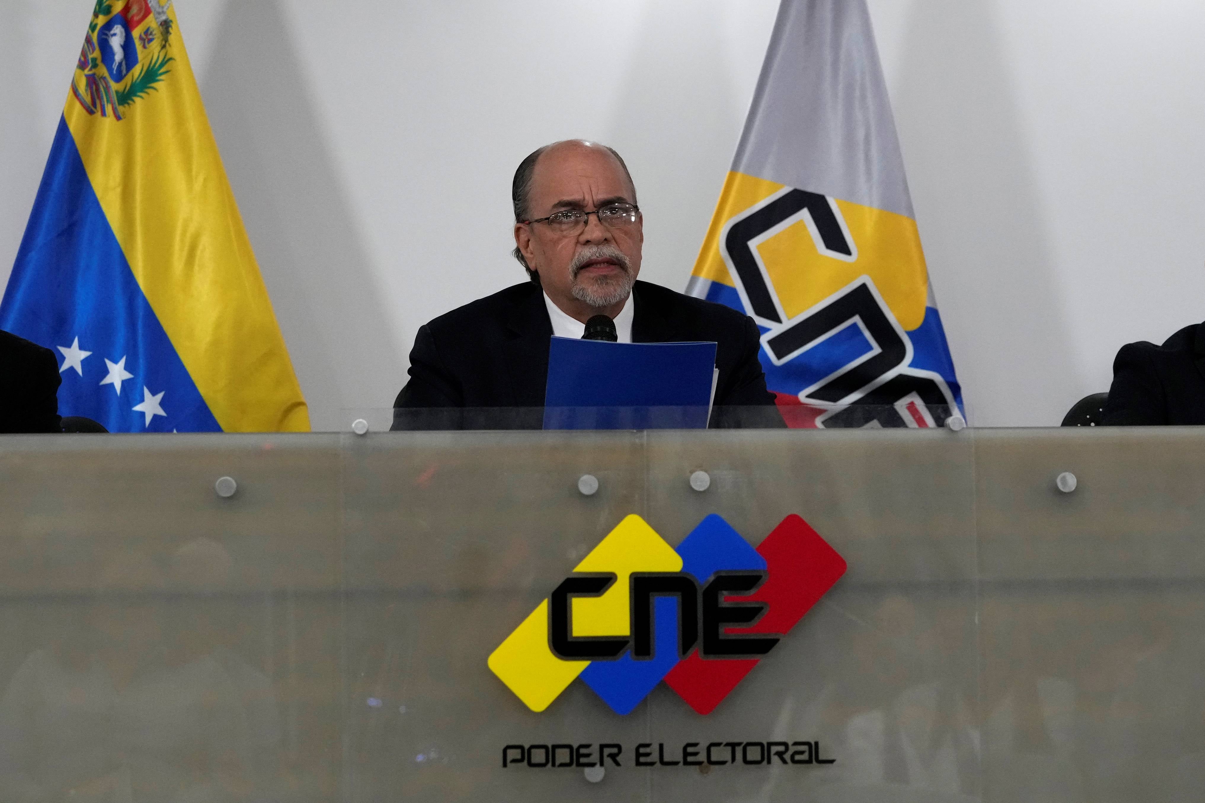 Pedro Enrique Calzadilla, presidente do Conselho Nacional Eleitoral (CNE), anuncia a substituição dos cinco conselheiros do conselho no CNE em Caracas, Venezuela, quinta-feira, 15 de junho de 2023.