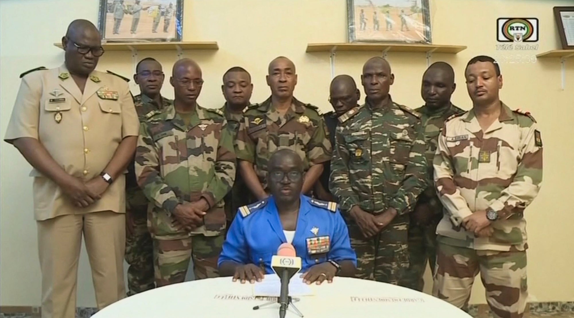 Le colonel major Amadou Abdramane, au centre, avec une délégation d’officiers militaires, apparaît à la télévision d’État du Niger pour annoncer leur coup d’État le 26 juillet 2023 à Niamey, au Niger.