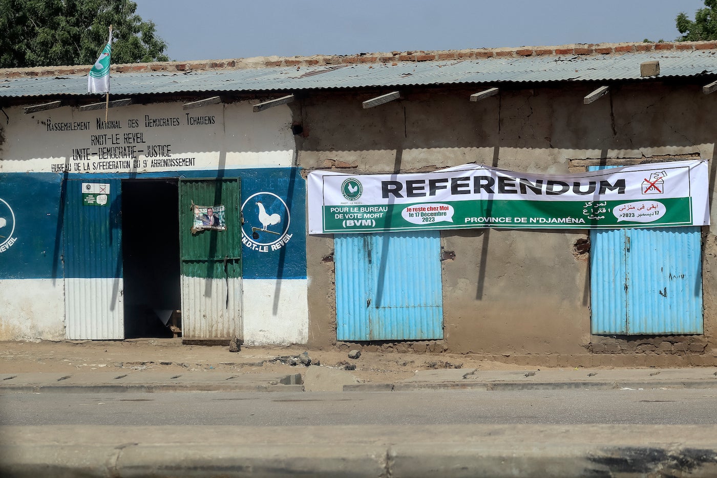 Une banderole du Rassemblement national des démocrates tchadiens (RNDT), photographiée à N'Djamena le 13 décembre 2023, appelle les citoyens à rester chez eux lors du référendum prévu le 17 décembre.