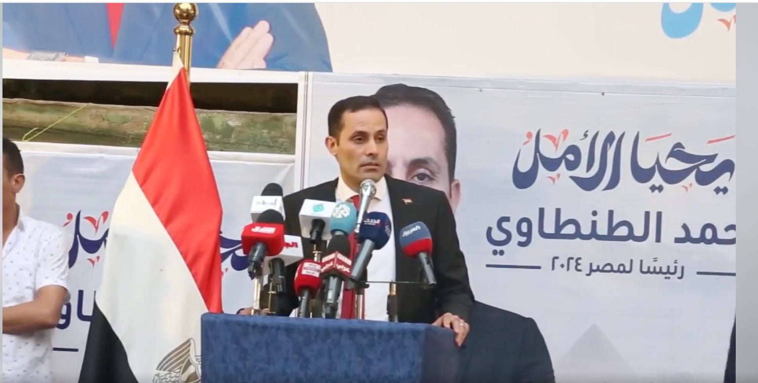  السياسي المصري أحمد الطنطاوي في مؤتمر صحفي يوم 13 أكتوبر/تشرين الأول 2023 معلنا إنهاء حملته للترشح في الانتخابات الرئاسية.