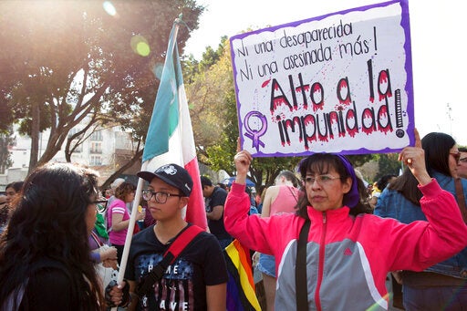 Miles de personas protestan contra el aumento de las tasas de feminicidios y los secuestros de mujeres en la Ciudad de México, México, el 2 de febrero de 2019.