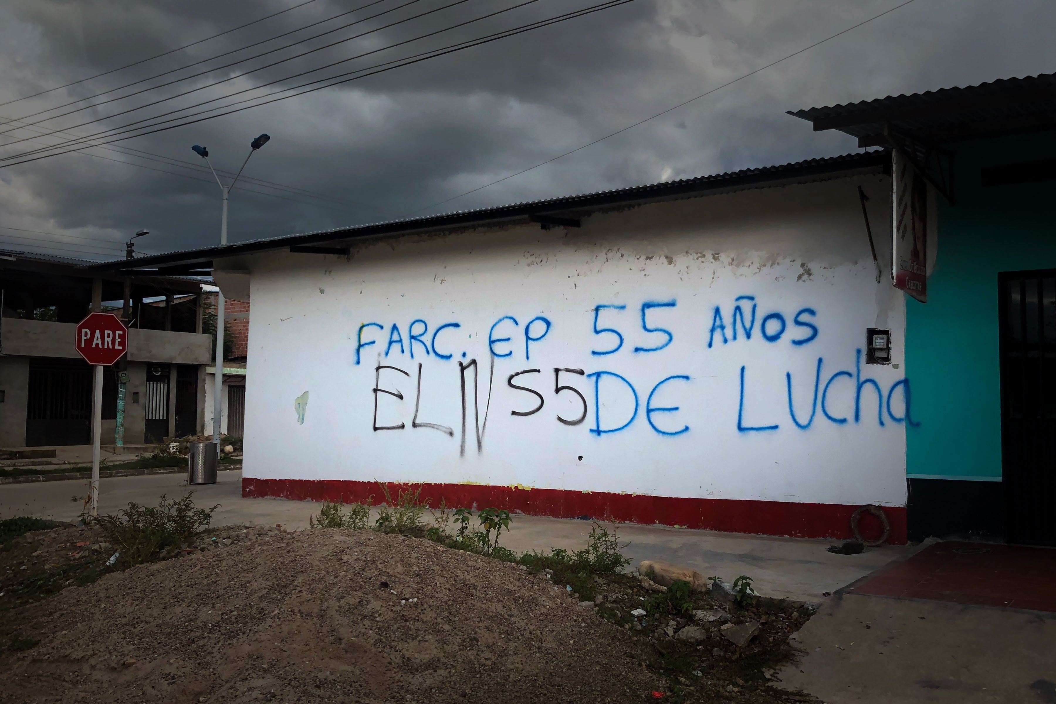 Sur ce mur dans la ville d’Arauca, dans le nord-est de la Colombie, l’on pouvait lire en août 2019 ce graffiti en lettres bleues : « FARC-EP 55 ans de combats », sous lequel a été rajoute (en noir) « ELN 55 ». Il s’agit du groupe armé FARC-EP, créé en 196