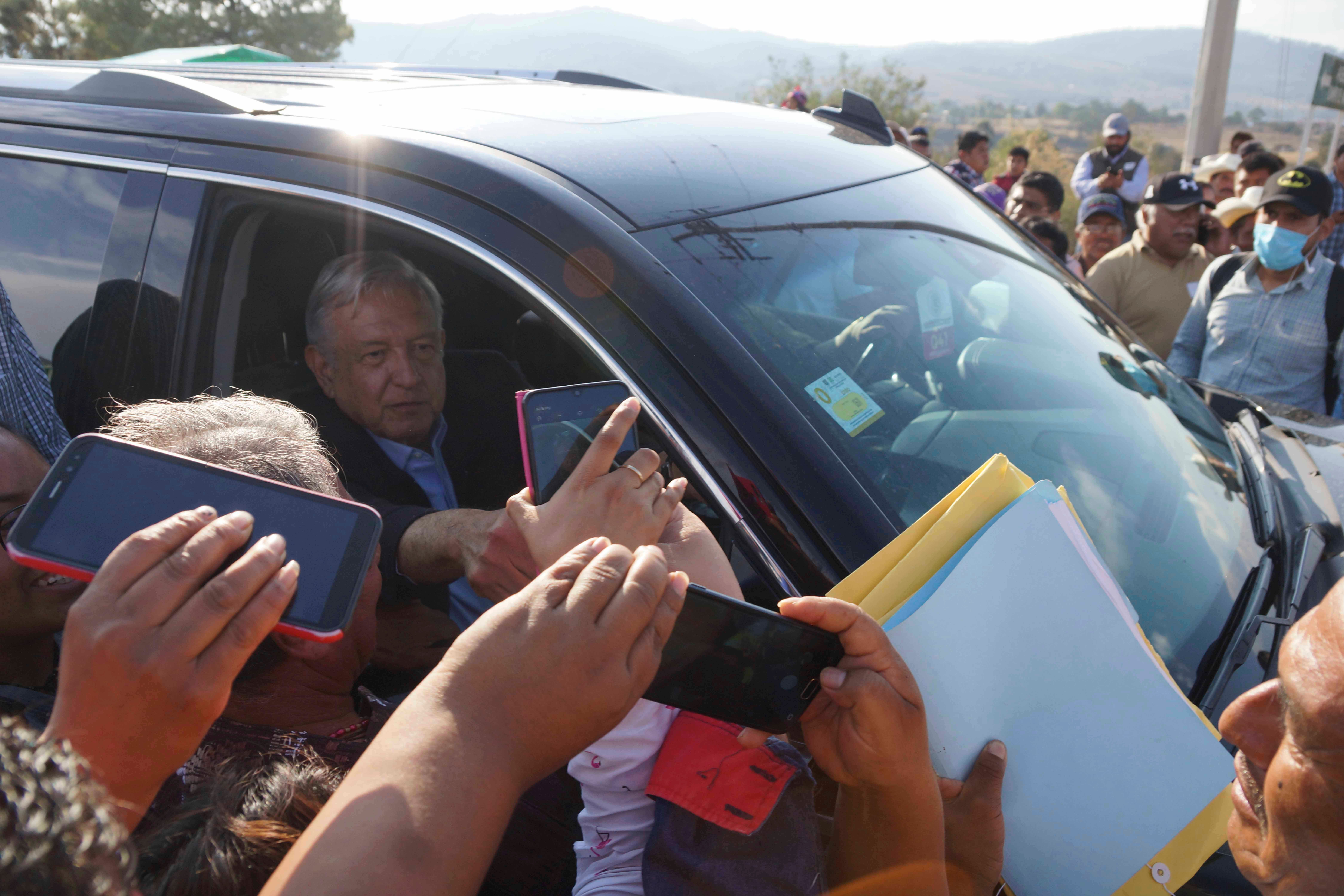 Le président du Mexique, Andrés Manuel López Obrador, entouré par une dense foule lors de son arrivée à l'Hôpital rural de la municipalité de Tlaxiaco, qu’il a par la suite visité, le 20 mars 2020. 