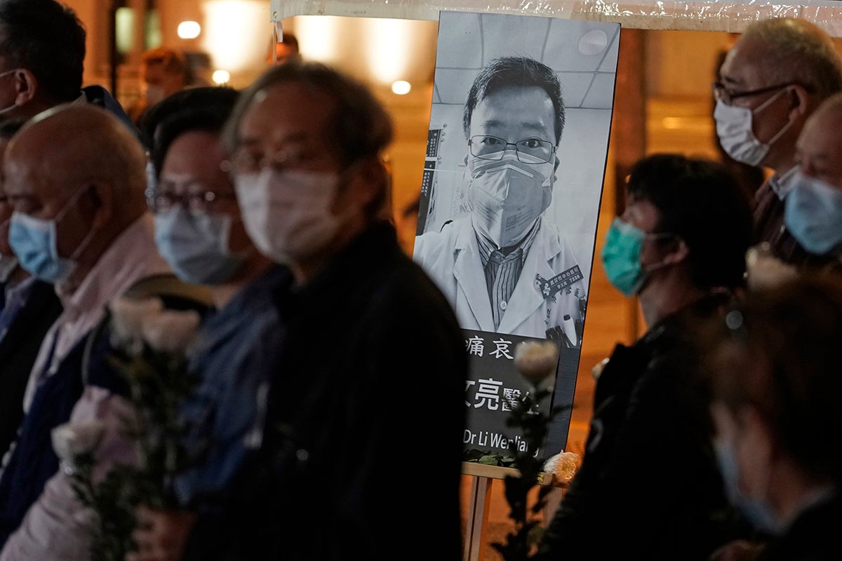 香港市民戴口罩参加纪念李文亮医生的晚会，2020年2月7日。