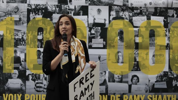 Céline Lebrun-Shaath, épouse de Ramy Shaath, prend la parole lors d'un rassemblement près de l'ambassade d'Égypte à Paris, mercredi 23 juin 2021.