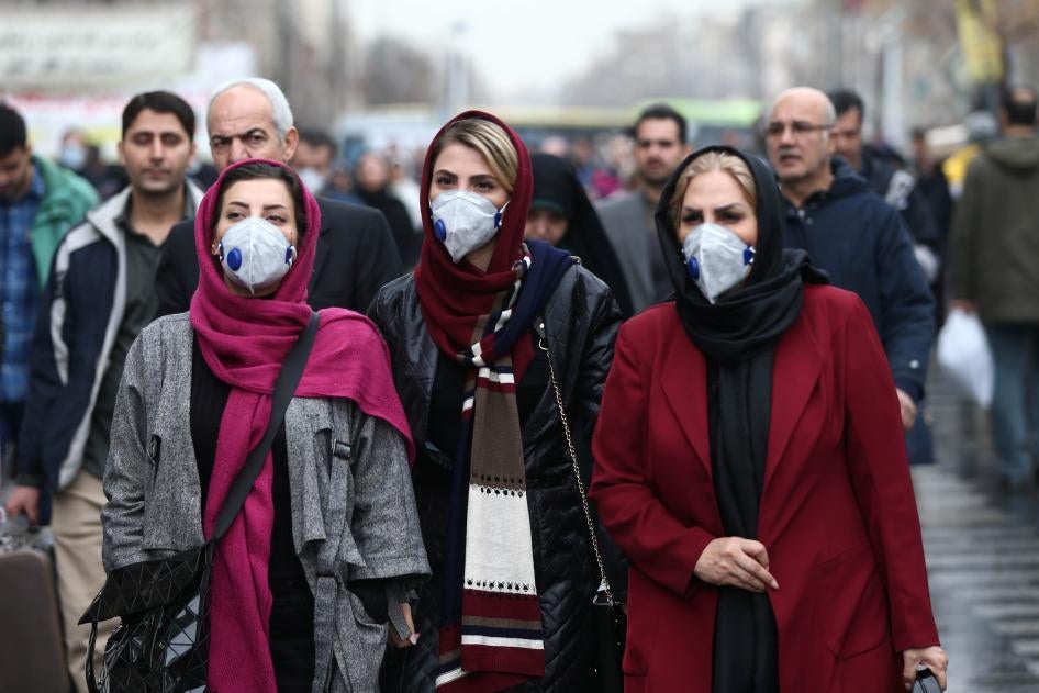نساء إيرانيات يرتدين الكمامات لحماية أنفسن من فيروس "كورونا" يمشين في البازار الكبير في طهران، في 20 فبراير/شباط 2020. 