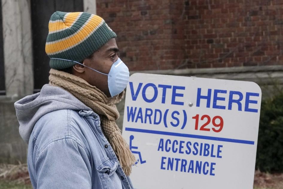 Un votante porta su máscara para protegerse contra el coronavirus mientras hace fila en la High School Riverside durante las elecciones primarias de Wisconsin el 7 de abril de 2020, en Milwaukee. 