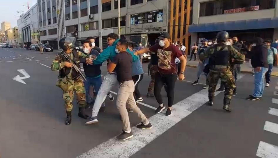 El defensor del pueblo adjunto para los derechos humanos y personas con discapacidad dijo haber presenciado la detención de un manifestante por policías vestidos de civil en el centro de Lima el 11 de noviembre.