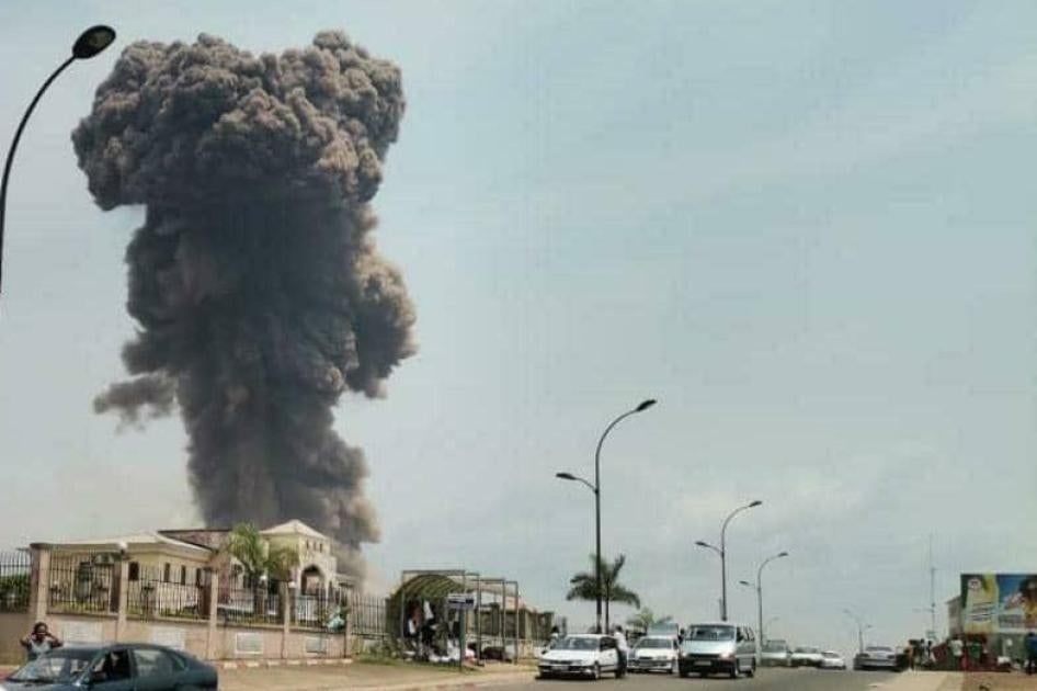 Una oscura nube de humo cubre el lugar donde se produjo una serie de explosiones en Bata, Guinea Ecuatorial, el 7 de marzo de 2021.