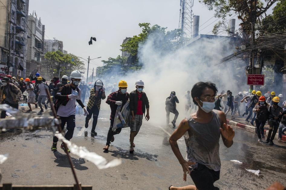 反政變示威者躲避警方的催淚彈攻擊，緬甸仰光，2021年3月1日。