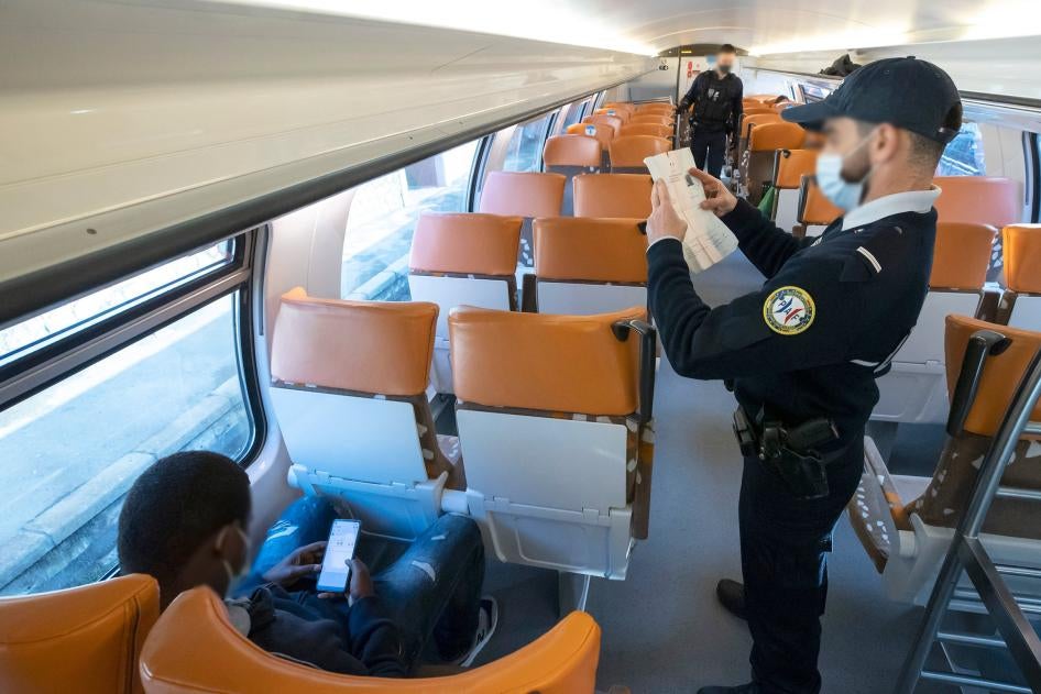 Un agente de la policía fronteriza francesa comprueba unos documentos de identidad en marzo de 2021 en la estación de Menton-Garavan, la primera estación de tren francesa para quienes viajan entre Génova, en Italia, y Niza, en Francia.
