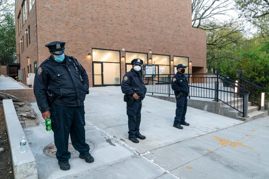 שוטרים עומדים על המשמר בחזית בית הכנסת "יאנג ישראל אוף ריברדייל" בניו יורק שזגוגיותיו נופצו ב-25 באפריל 2021.