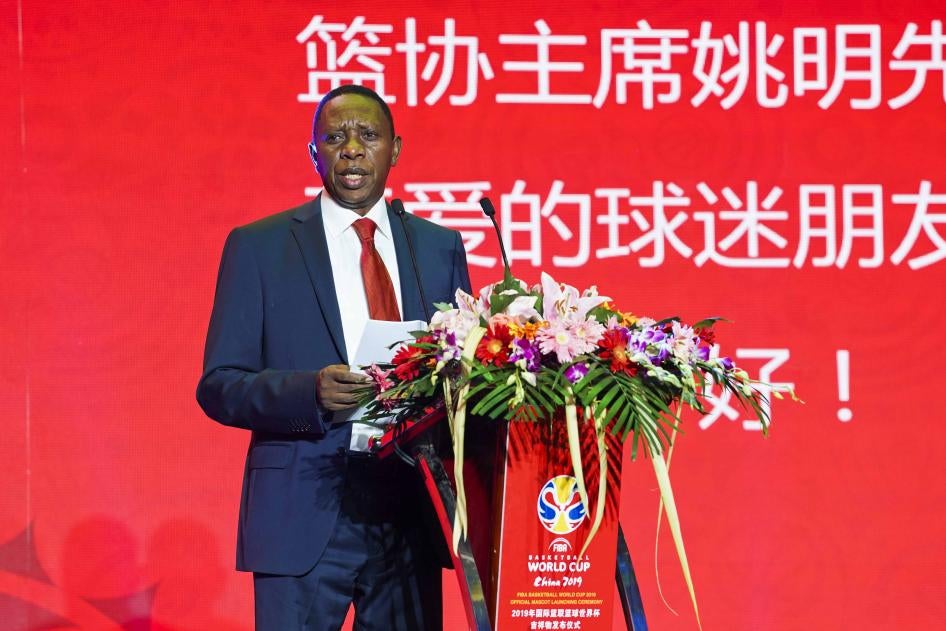 El ex presidente de la Federación Internacional de Baloncesto (FIBA) Hamane Niang asiste a la ceremonia de presentación de la mascota oficial de la Copa Mundial de Baloncesto 2019 de la FIBA el 18 de abril de 2018 en Beijing, China.