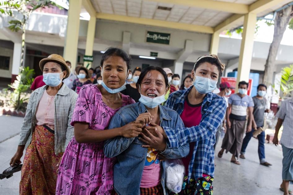Des femmes pleurent après avoir vu le corps de leur proche tué par les forces de sécurité lors de leur répression brutale d'une manifestation pacifique à Yangon, au Myanmar, le 14 mars 2021.