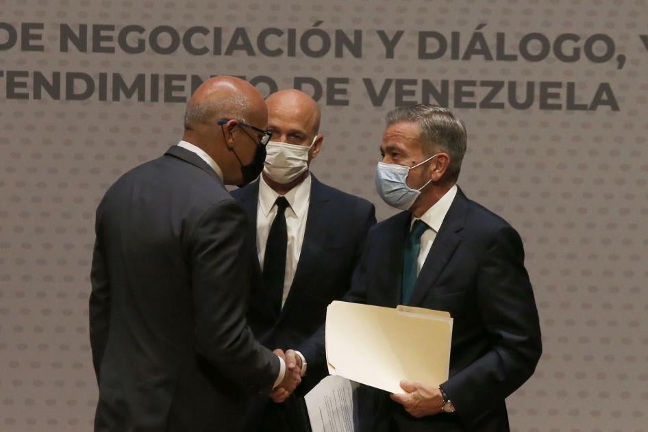 Jorge Rodríguez, a la izquierda, en representación del gobierno de Maduro, le da la mano al delegado de la oposición venezolana Gerardo Blyde Pérez, en la Ciudad de México, el viernes 13 de agosto de 2021.