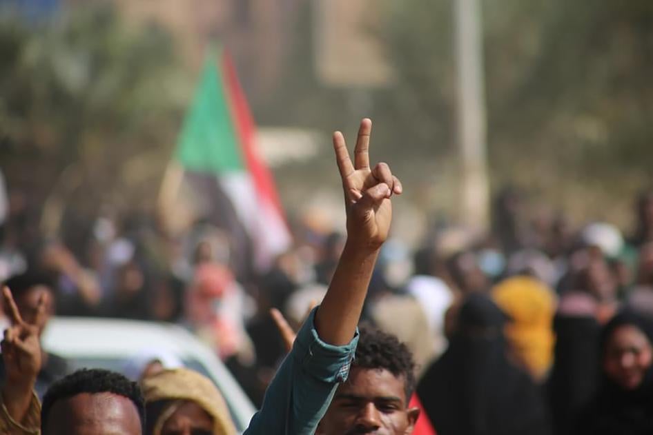 Des manifestants soudanais faisaient le signe de la victoire, en tant que symbole de la démocratie, lors d’un rassemblement tenu à Khartoum le 25 octobre 2021, pour protester contre la prise de pouvoir par des dirigeants militaires plut tôt dans la journée. 