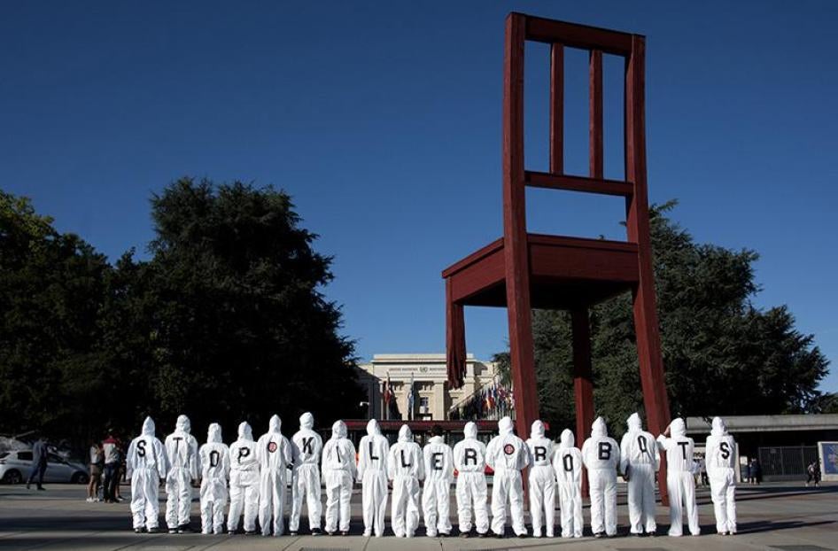 En las Naciones Unidas en Ginebra, la Campaña para la Prohibición de Robots Asesinos instó a los gobiernos a prohibir el desarrollo de sistemas de armas que seleccionen y ataquen objetivos sin ninguna intervención humana.