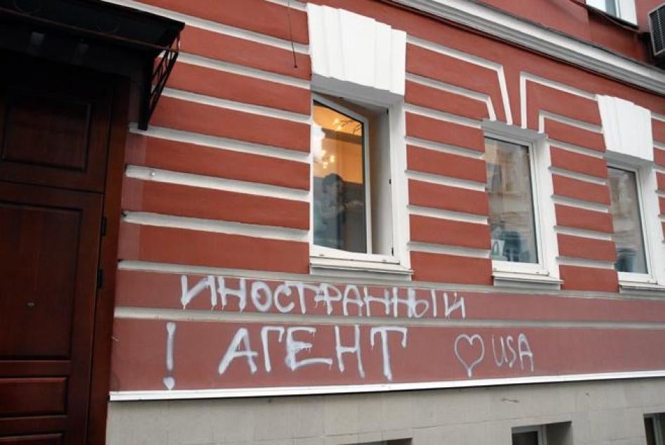In der Nacht vor dem Inkrafttreten des berüchtigten Gesetzes über " Ausländische Agenten" im Jahr 2012 sprühten Unbekannte Graffiti mit der Aufschrift "Foreign Agent! ♥ USA" an die Gebäude, in denen sich die Büros von drei prominenten NGOs in Moskau befinden, darunter Memorial. 