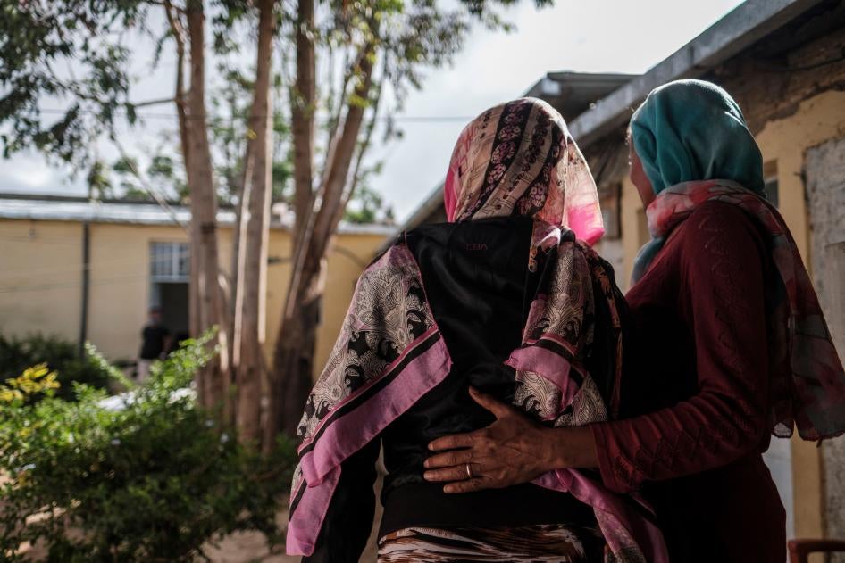 Proveedora de servicios apoya a sobreviviente de violencia sexual en la región. de Tigray, Etiopía, el 27 de febrero de 2021