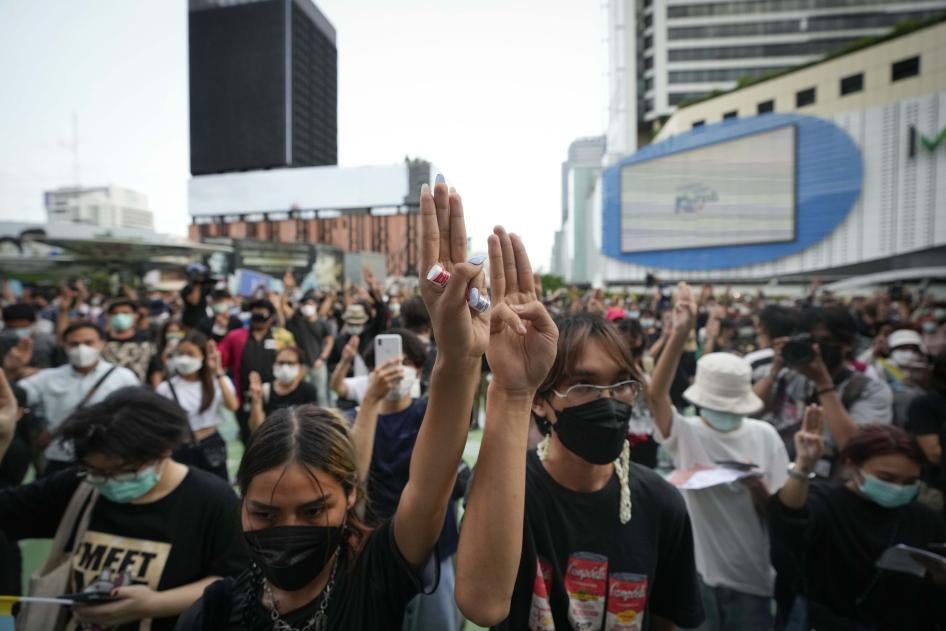 ผู้ประท้วงเรียกร้องประชาธิปไตยชูสามนิ้วเป็นสัญลักษณ์การต่อต้านที่กรุงเทพฯ  ประเทศไทย 24 มิถุนายน 2564