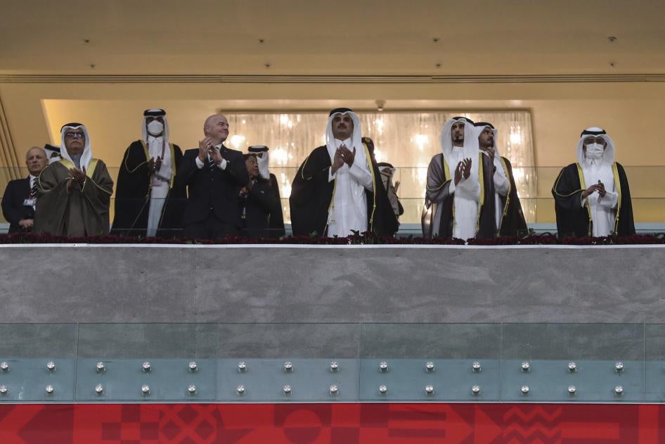 أمير قطر الشيخ تميم بن حمد آل ثاني (الرابع من اليمين) ورئيس فيفا جياني إنفانتينو (الرابع من اليسار) يحضران المباراة النهائية لكأس العرب لكرة القدم بين تونس والجزائر في استاد البيت، الخور، قطر، 18 ديسمبر/كانون الأول 2021. 