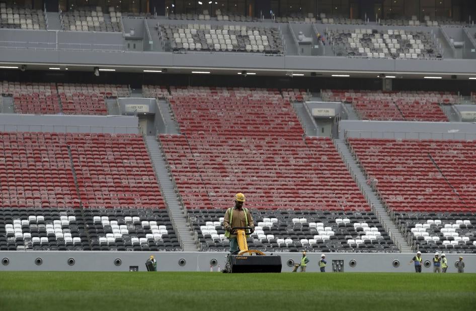 عمال في استاد البيت، أحد ملاعب كأس العالم 2022، في الخور، على بعد حوالي 50 كيلومتر شمال الدوحة، قطر، 17 ديسمبر/كانون الأول 2019. 