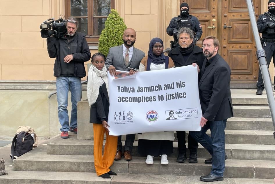 Des victimes d'abus en Gambie et des représentants d'organisations non gouvernementales photographiés devant le Tribunal régional supérieur de Celle, en Allemagne, en avril 2022.