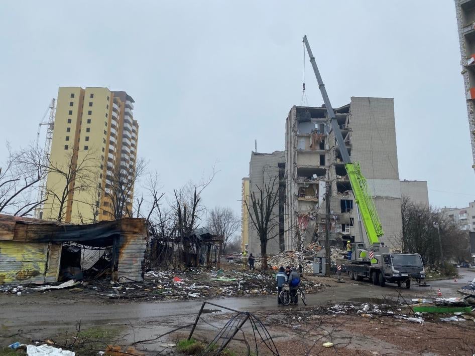 Жилые дома на проспекте Мира в Чернигове, поврежденные в результате удара российских войск 13 марта 2022 г. Фото сделано 19 апреля 2022 г. 