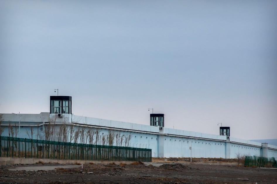 乌鲁木齐第三看守所四周的高墙和警卫塔，中国新疆维吾尔自治区乌鲁木齐市达坂城区，2021年4月23日。
