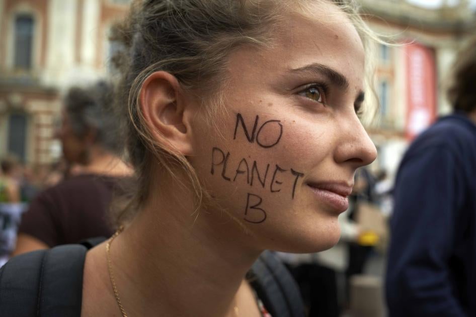 Uma manifestante em um protesto sobre ação climática em Toulouse, França, setembro de 2022.