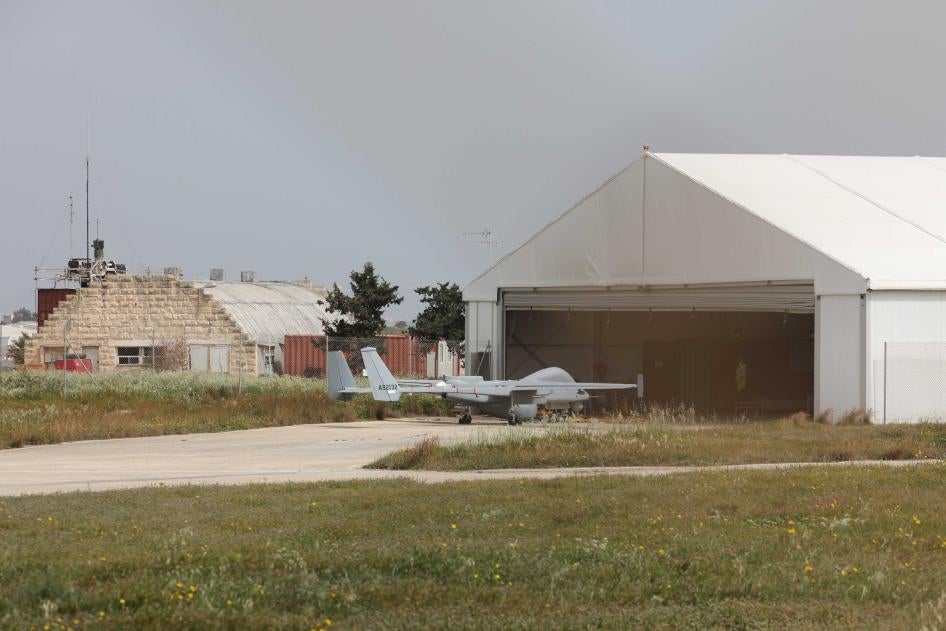 Il drone utilizzato da Frontex per la sorveglianza aerea nel Mediterraneo centrale davanti all'hangar dell'aeroporto internazionale di Malta, a Malta. 
