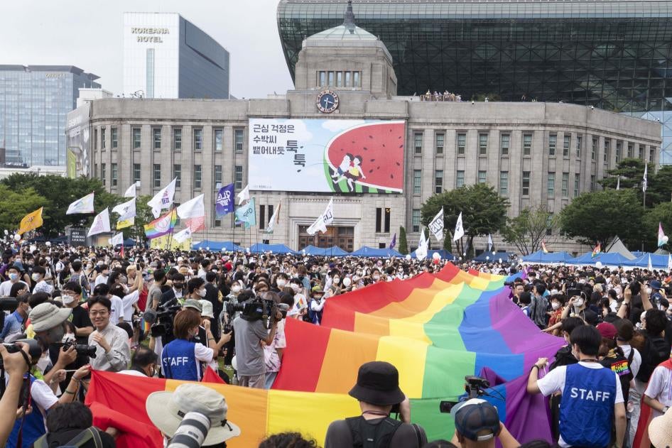 2022년 7월 16일, 서울시청 앞에서 퀴어퍼레이드가 진행 중이다.