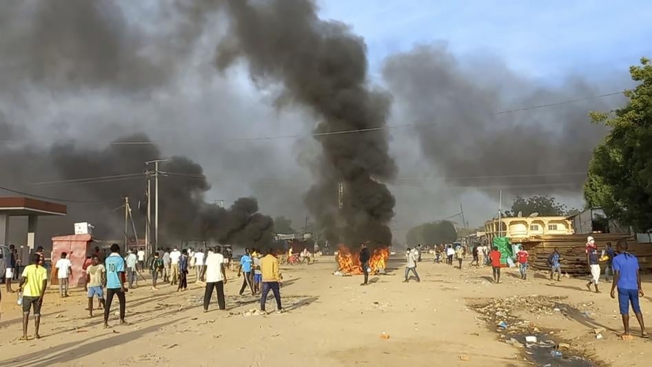 Des manifestants anti-gouvernementaux mettent le feu à une barricade lors d'affrontements à N'Djamena, au Tchad, le 20 octobre 2022.
