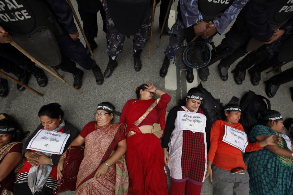 Sejumlah perempuan Nepal berbaring di tanah dalam sebuah aksi protes di Kathmandu, Nepal, untuk mengamendemen Undang-Undang Kewarganegaraan di negara tersebut, 7 Agustus 2015.