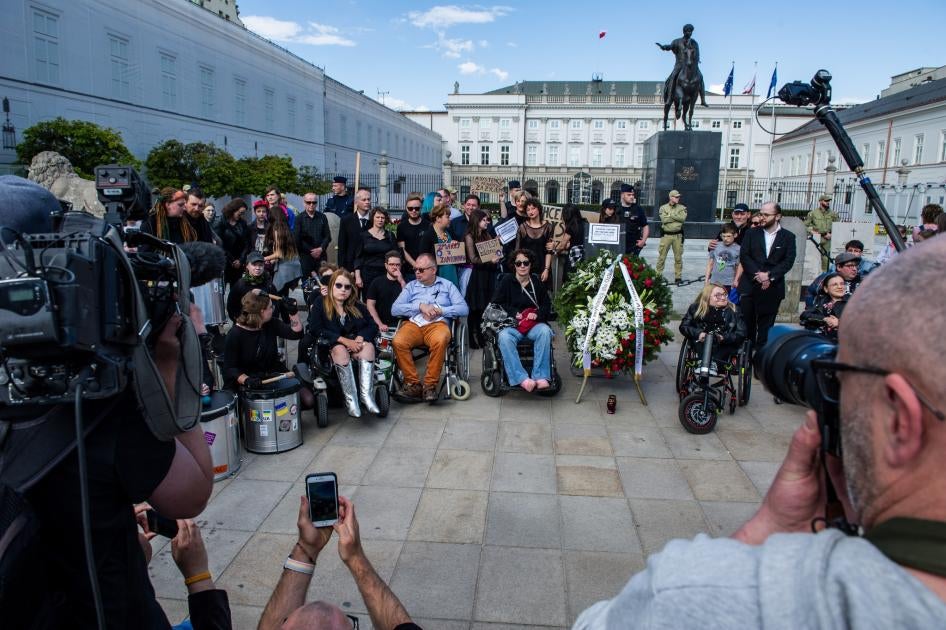 Personas con discapacidad y otras personas que apoyan su causa se manifiestan frente al palacio presidencial para exigir una nueva ley sobre asistencia personal, Varsovia, Polonia.