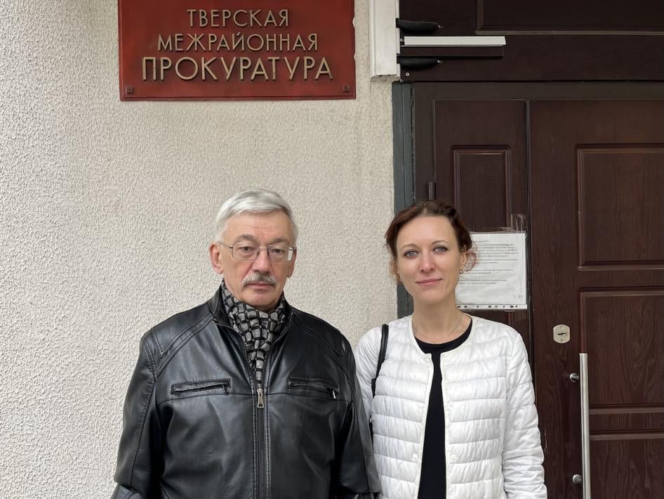 Oleg Orlov et son avocate, Katerina Tertukhina, devant le bureau du procureur de Moscou le 29 avril 2023, peu après avoir été officiellement inculpé de « discrédit » à l’encontre de l’armée russe. 