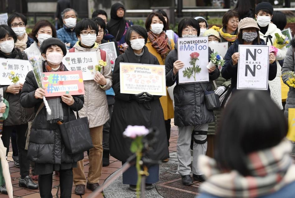 Sejumlah pengunjuk rasa hadir dalam pertemuan gerakan Flower Demo atau Demo Bunga melawan kekerasan seksual di Nagoya, Jepang, 8 Maret 2020. 