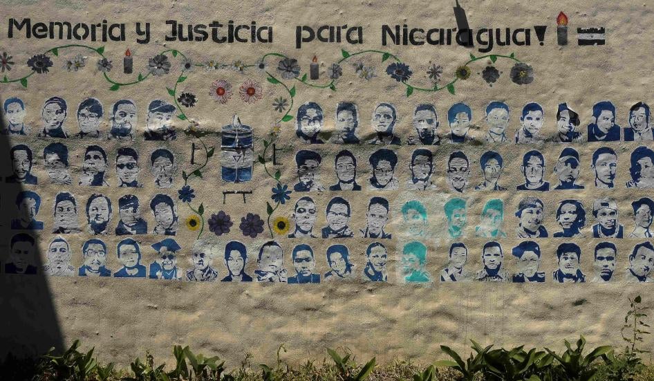 Un mural que muestra imágenes de nicaragüenses asesinados durante las protestas por la reforma de la seguridad social de 2018 bajo las palabras "memoria y justicia para Nicaragua" adorna una pared en la organización de derechos humanos Nicaragua Nunca Más en San José, Costa Rica, el 20 de febrero de 2023.