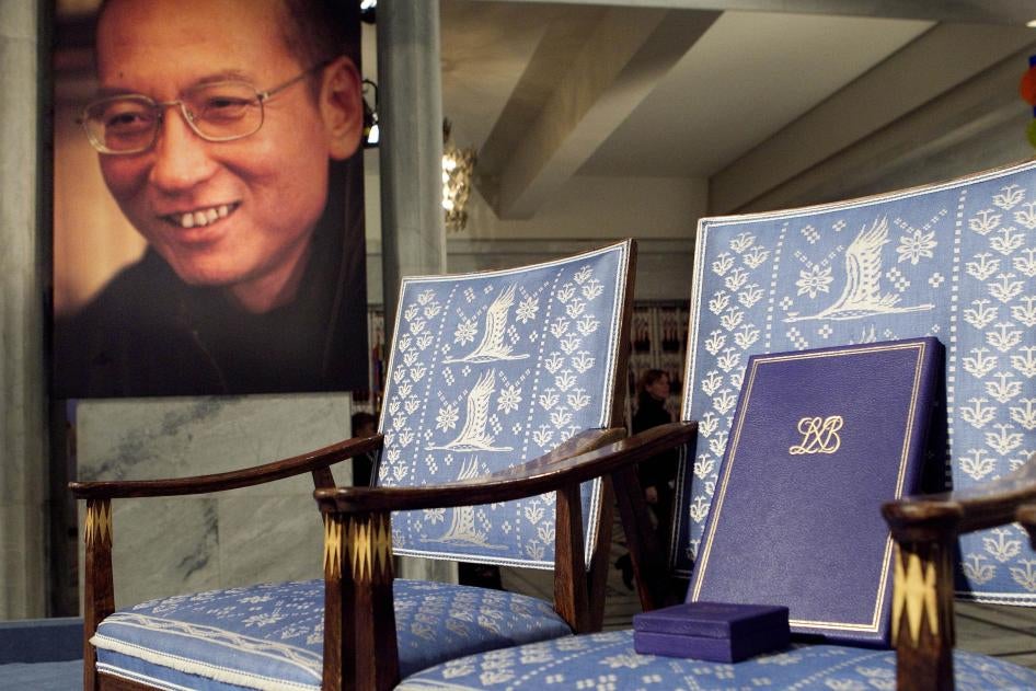 Kursi kosong, piagam dan medali yang seharusnya diberikan kepada pemenang Hadiah Nobel Perdamaian Liu Xiaobo di Balai Kota di Olso, Norwegia, 10 Desember 2010.