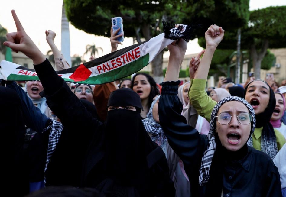 طلاب في "جامعة القاهرة" يتظاهرون دعما للفلسطينيين في ظل استمرار النزاع بين إسرائيل وحماس، في القاهرة، مصر، 18 أكتوبر/تشرين الأول 2023. 